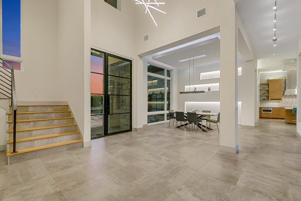 Große Moderne Haustür mit weißer Wandfarbe, Drehtür, Haustür aus Metall, buntem Boden und Porzellan-Bodenfliesen in Austin