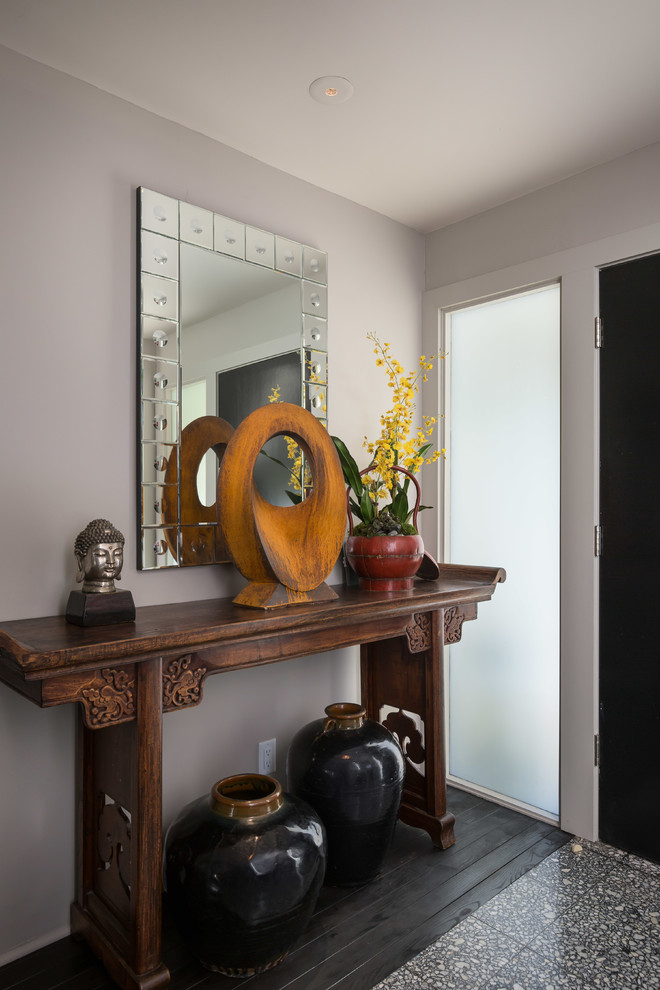 Mittelgroßes Asiatisches Foyer mit grauer Wandfarbe, Terrazzo-Boden, Einzeltür, dunkler Holzhaustür und grauem Boden in Sonstige