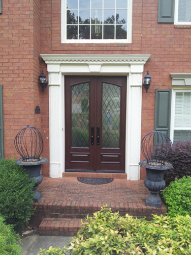 Modelo de puerta principal clásica grande con puerta doble y puerta de madera oscura