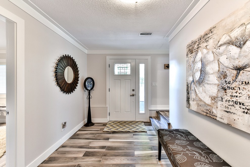 Mittelgroße Klassische Haustür mit grauer Wandfarbe, Keramikboden, Einzeltür und weißer Haustür in Vancouver