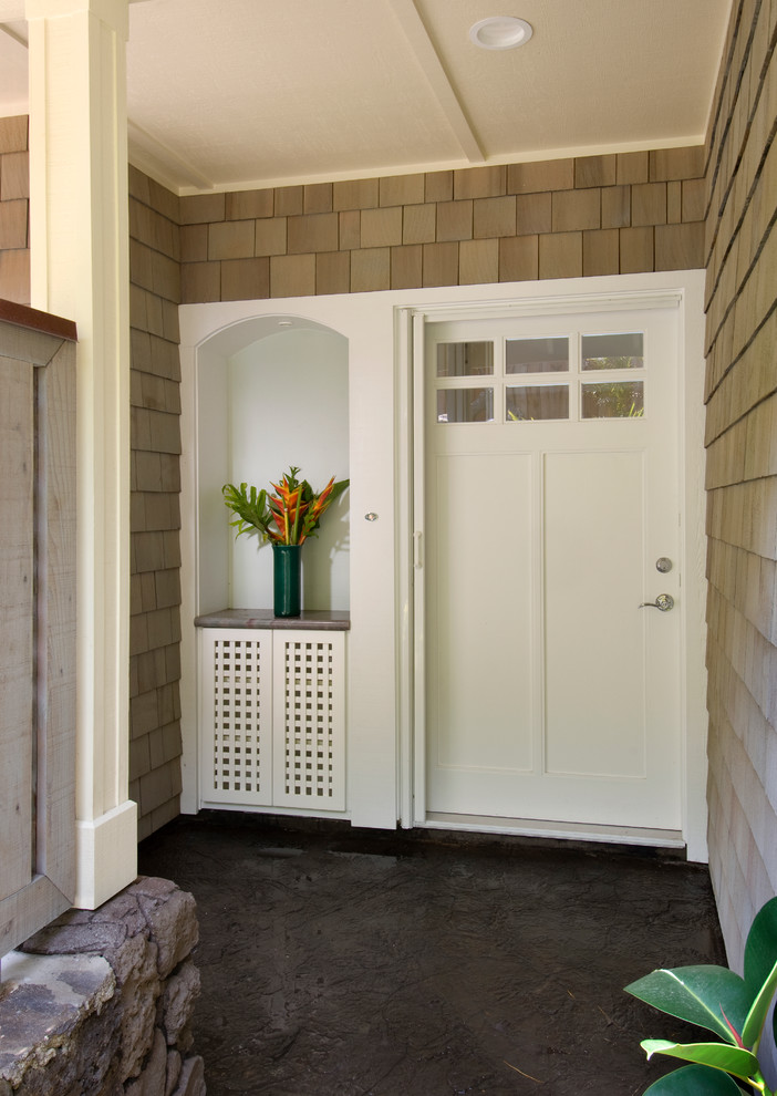 Foto de puerta principal exótica de tamaño medio con paredes grises, suelo de pizarra, puerta simple y puerta blanca