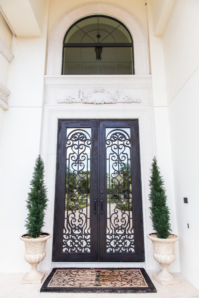 Foto di un ingresso contemporaneo con pavimento in marmo, una porta a due ante e una porta in vetro