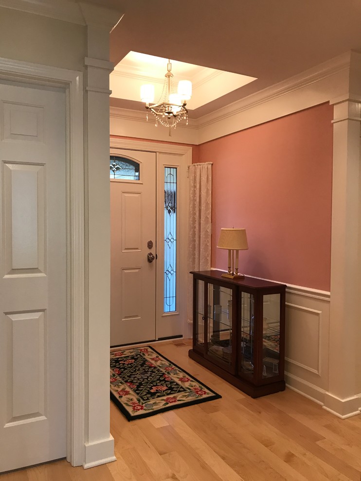 Стильный дизайн: маленькая входная дверь в классическом стиле с розовыми стенами, светлым паркетным полом, одностворчатой входной дверью, белой входной дверью и бежевым полом для на участке и в саду - последний тренд