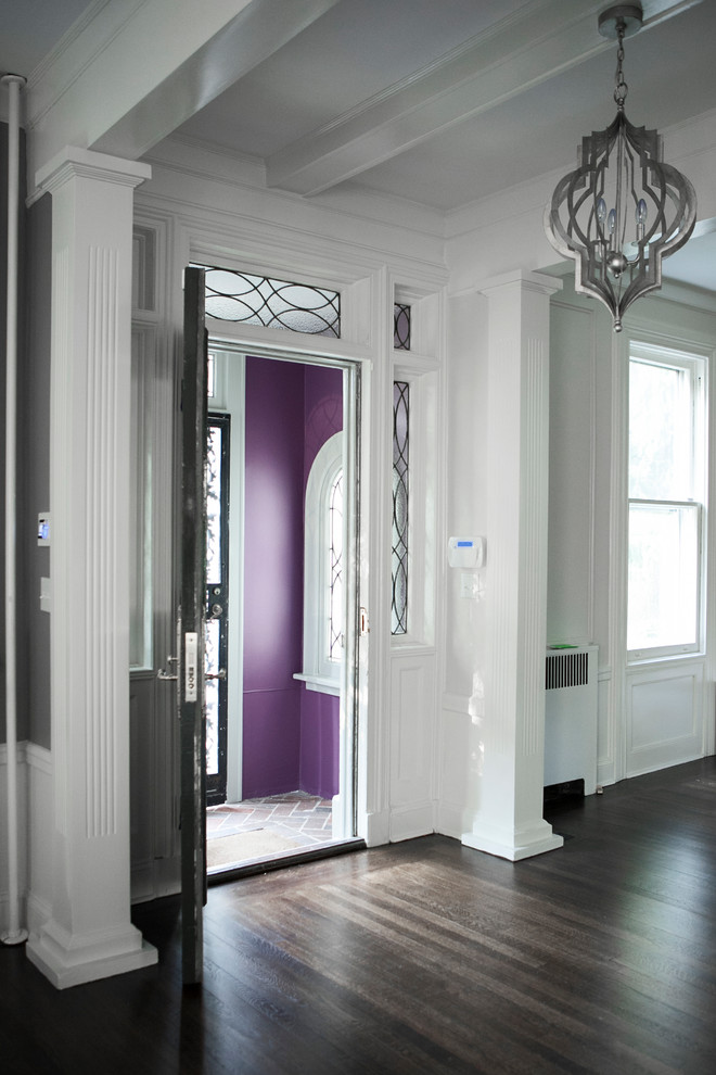 Großes Klassisches Foyer mit Doppeltür, schwarzer Haustür, lila Wandfarbe und dunklem Holzboden in New York