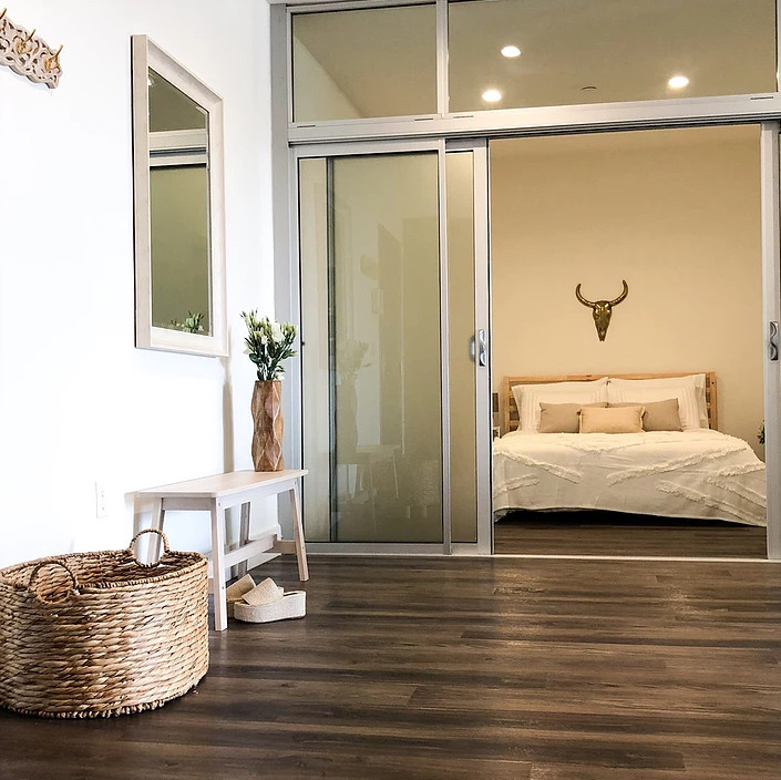 Mittelgroßer Shabby-Style Eingang mit weißer Wandfarbe, dunklem Holzboden, Einzeltür und braunem Boden in Los Angeles