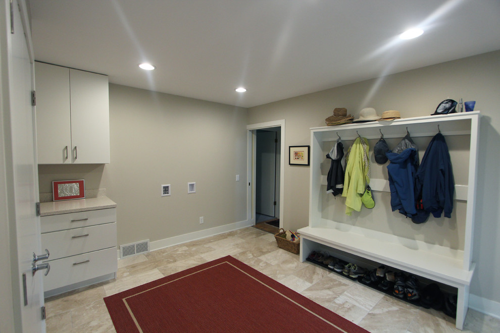 Exempel på ett stort klassiskt kapprum, med grå väggar, travertin golv, en enkeldörr, en vit dörr och beiget golv