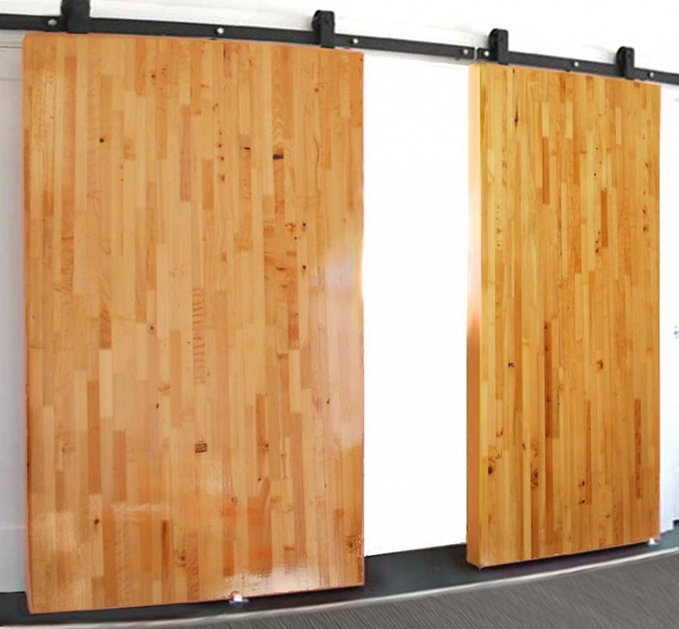 シアトルにある低価格の広いおしゃれな玄関ドア (白い壁、カーペット敷き、白いドア、ベージュの床) の写真
