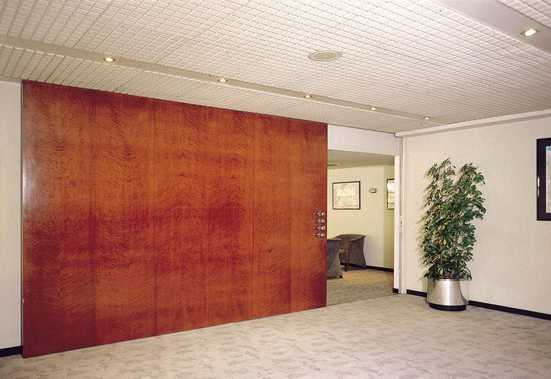 シアトルにある低価格の広いおしゃれな玄関ドア (白い壁、カーペット敷き、白いドア、ベージュの床) の写真