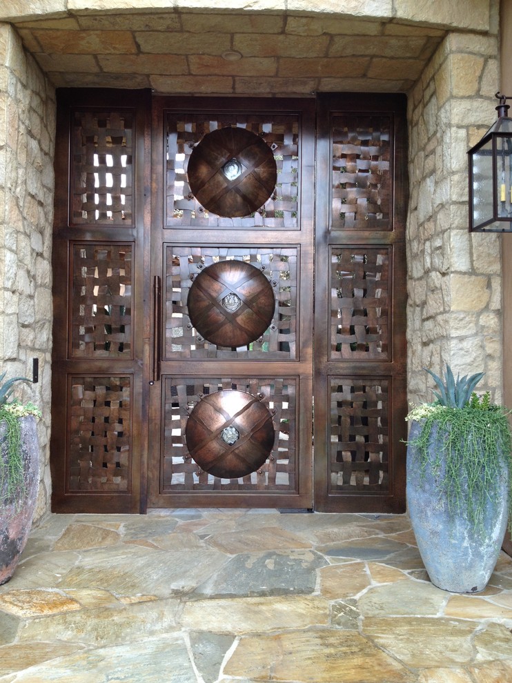 Inspiration för en stor orientalisk ingång och ytterdörr, med beige väggar, klinkergolv i keramik och en brun dörr