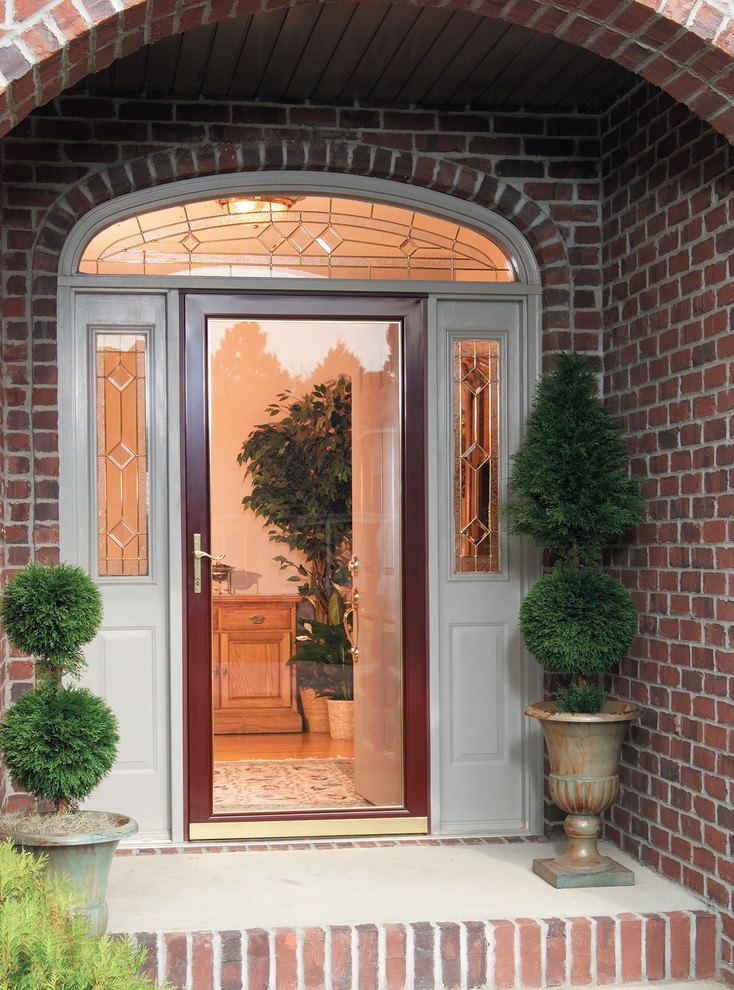 Пример оригинального дизайна: входная дверь в классическом стиле с одностворчатой входной дверью и красной входной дверью