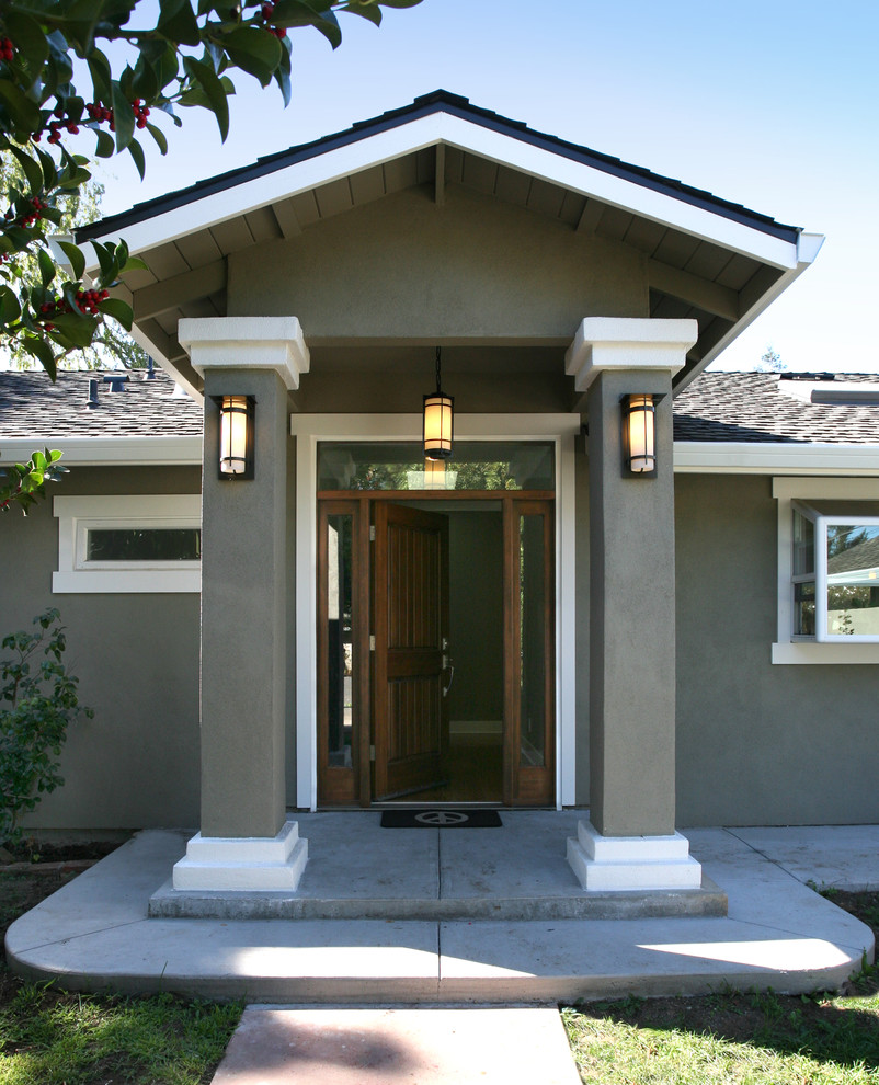 Immagine di una porta d'ingresso design di medie dimensioni con pareti grigie, pavimento in cemento, una porta singola e una porta in legno scuro