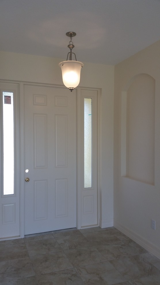 Modelo de puerta principal clásica pequeña con paredes blancas, suelo de baldosas de cerámica, puerta simple y puerta blanca
