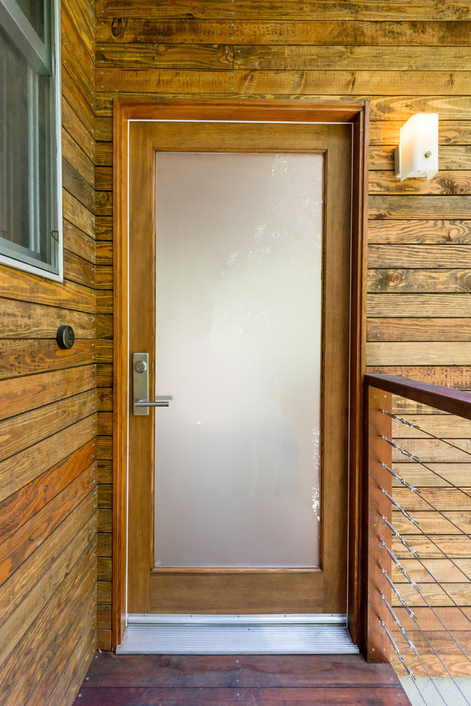 На фото: входная дверь в стиле ретро с одностворчатой входной дверью и входной дверью из дерева среднего тона с