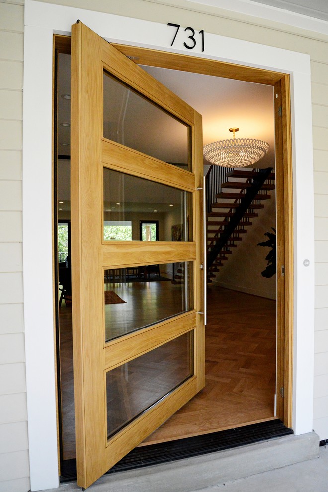 Ispirazione per un ingresso con anticamera country con pareti bianche, parquet chiaro, una porta a pivot e una porta in legno bruno