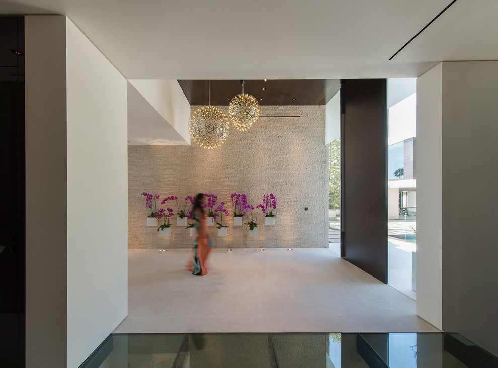 Geräumige Moderne Haustür mit brauner Wandfarbe, Drehtür, weißem Boden und eingelassener Decke in Los Angeles