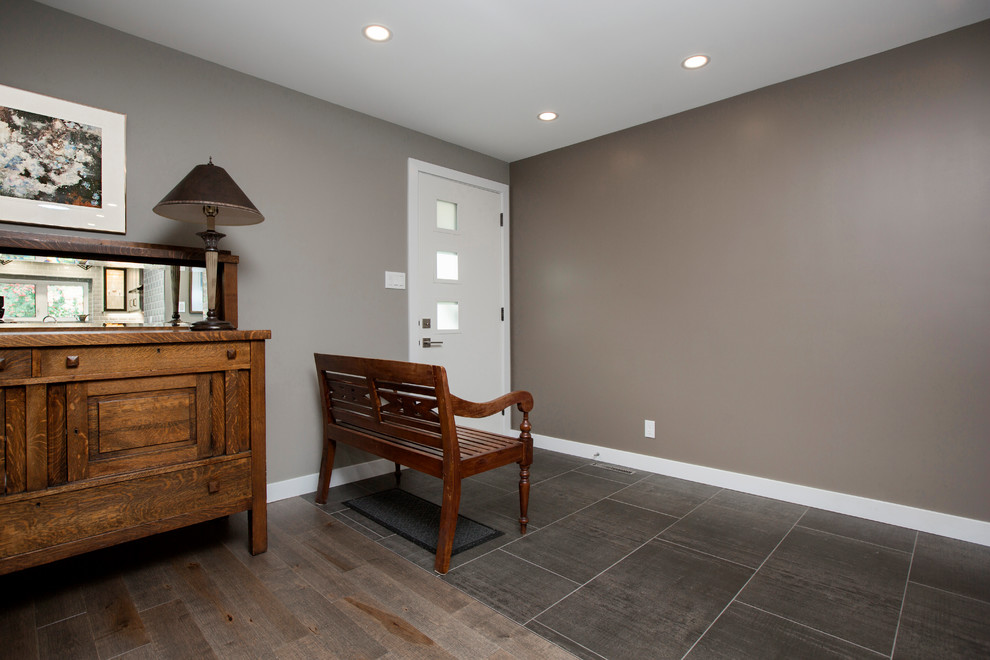 Mittelgroße Moderne Haustür mit brauner Wandfarbe, Keramikboden, Einzeltür, weißer Haustür und grauem Boden in Edmonton