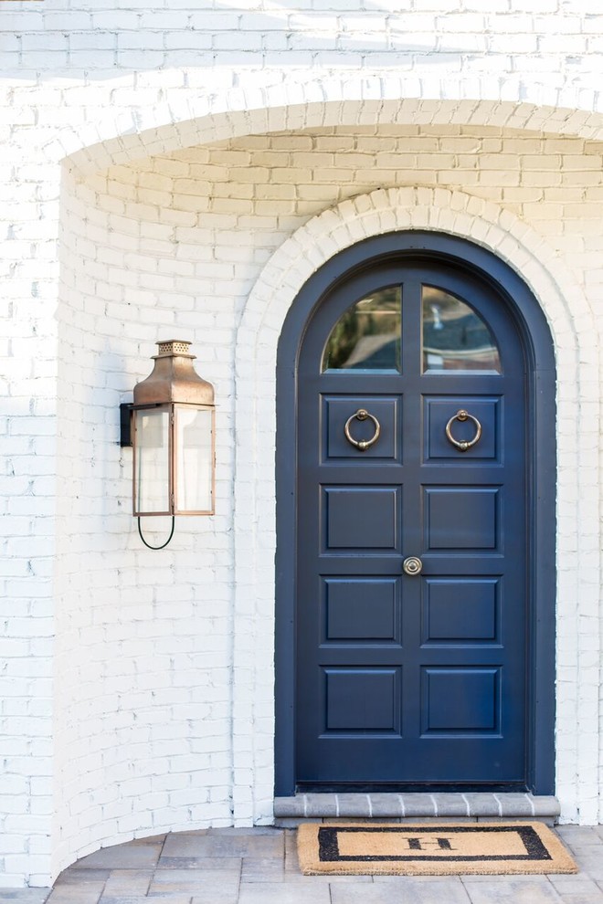 Источник вдохновения для домашнего уюта: большое фойе в стиле неоклассика (современная классика) с белыми стенами, полом из известняка, одностворчатой входной дверью и синей входной дверью