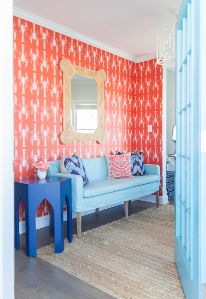 Источник вдохновения для домашнего уюта: фойе среднего размера в морском стиле с оранжевыми стенами, темным паркетным полом, одностворчатой входной дверью, синей входной дверью и коричневым полом