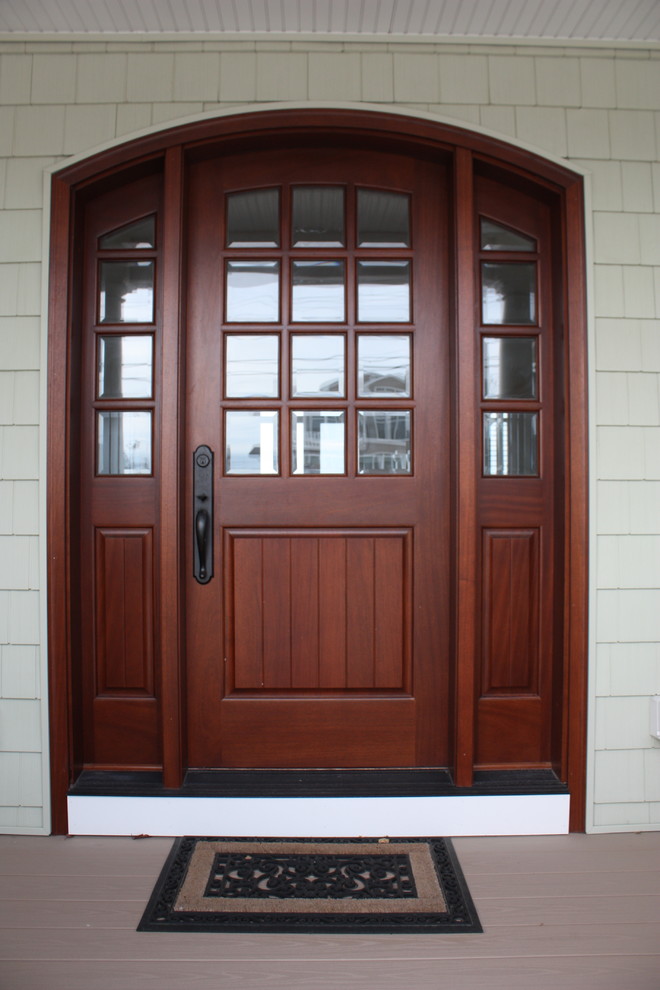 Пример оригинального дизайна: большая входная дверь в стиле кантри с зелеными стенами, входной дверью из темного дерева и одностворчатой входной дверью