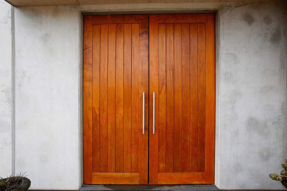Foto på en stor funkis ingång och ytterdörr, med grå väggar, en dubbeldörr, mellanmörk trädörr och grått golv