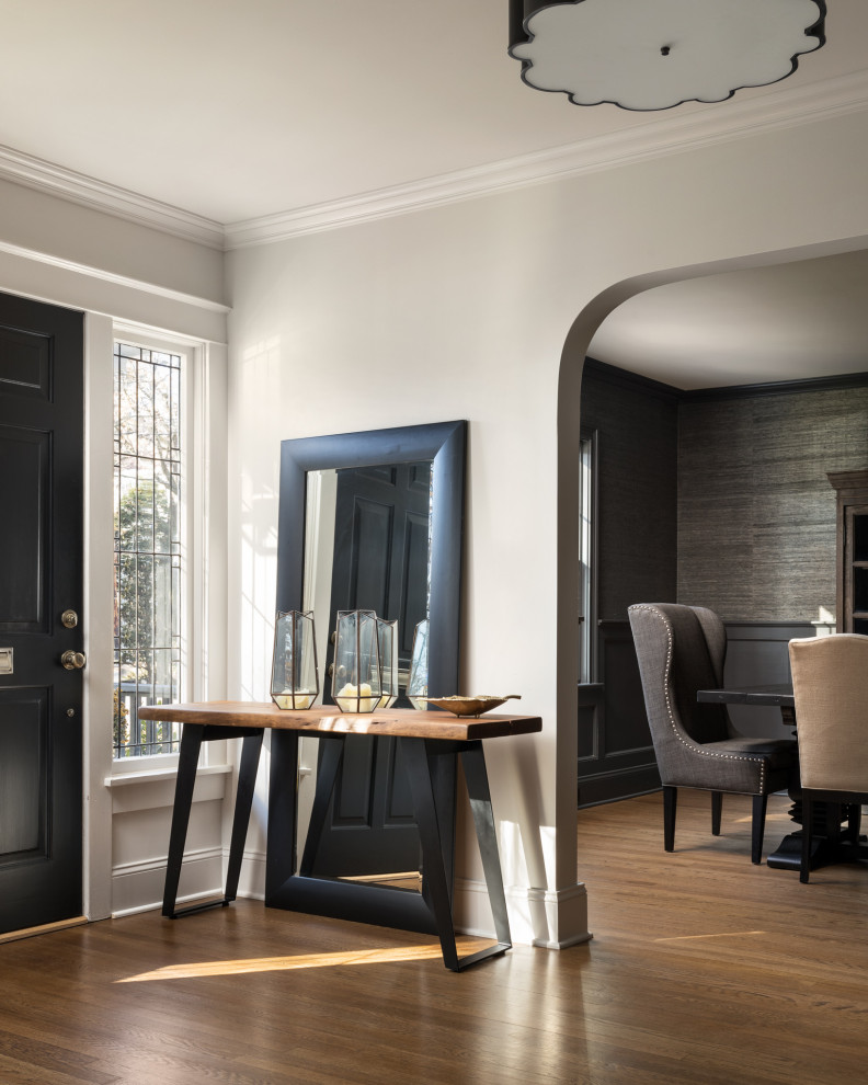 Idee per una porta d'ingresso classica di medie dimensioni con pareti beige, parquet chiaro, una porta singola, una porta nera e pavimento marrone
