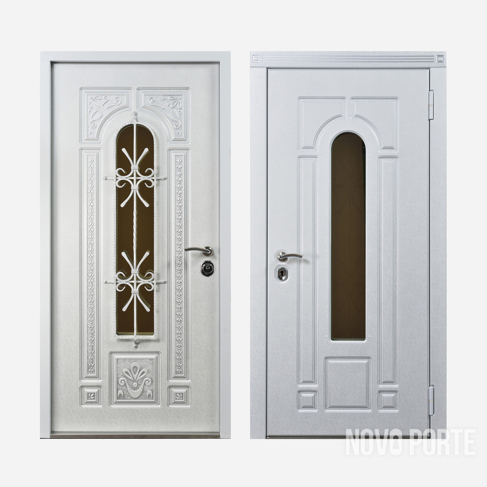 Diseño de puerta principal tradicional renovada grande con paredes rojas, puerta simple y puerta blanca