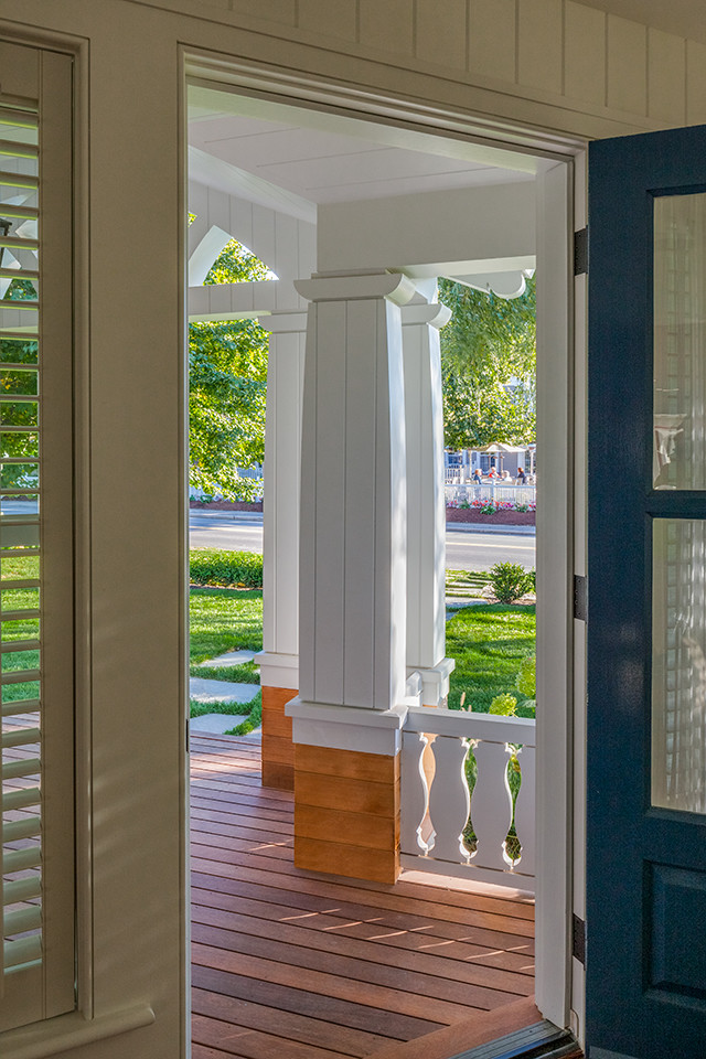 Свежая идея для дизайна: фойе среднего размера в стиле кантри с белыми стенами, одностворчатой входной дверью и синей входной дверью - отличное фото интерьера