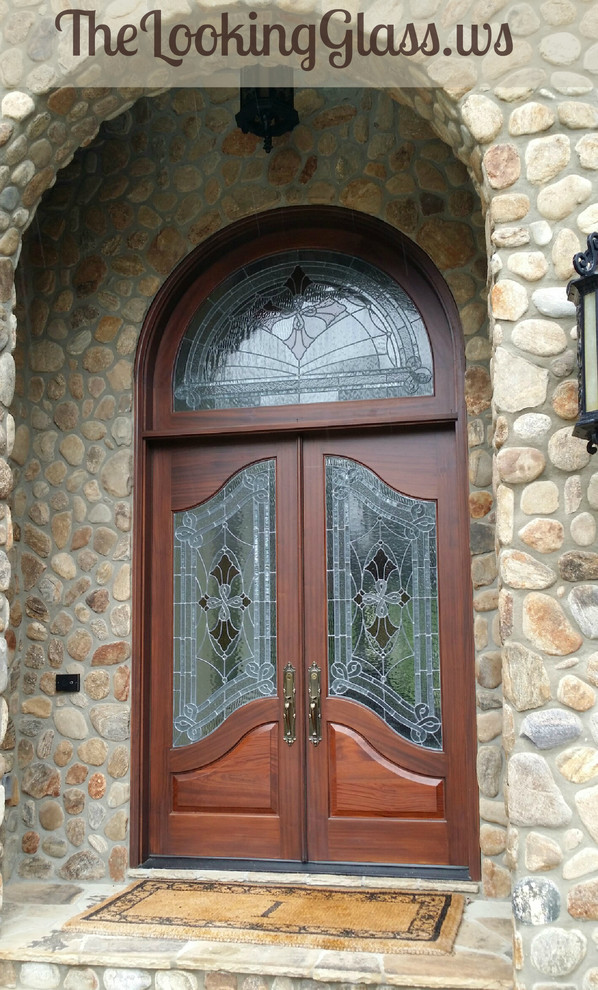 Ejemplo de puerta principal tradicional con puerta doble y puerta de madera en tonos medios