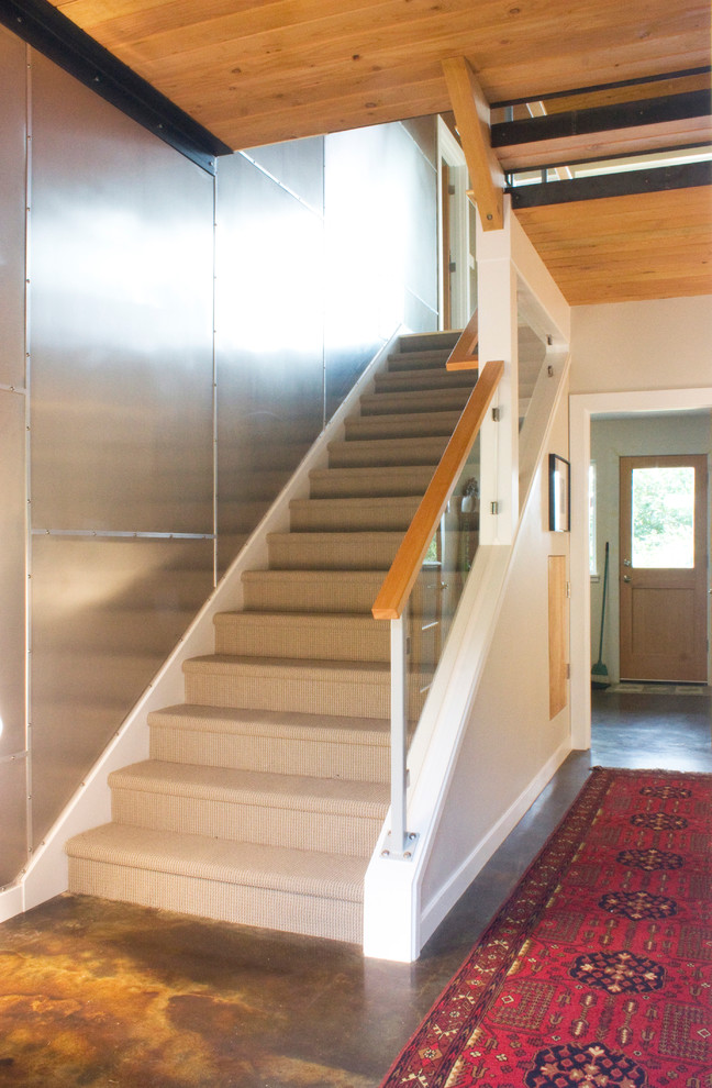 На фото: фойе среднего размера в стиле модернизм с серебряными стенами, бетонным полом, одностворчатой входной дверью и входной дверью из светлого дерева с