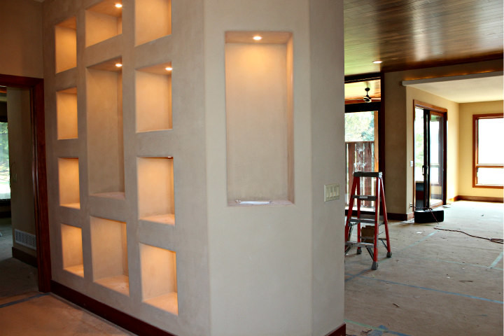 Immagine di un ingresso minimalista di medie dimensioni con pareti beige, parquet chiaro, una porta a due ante e una porta in legno scuro