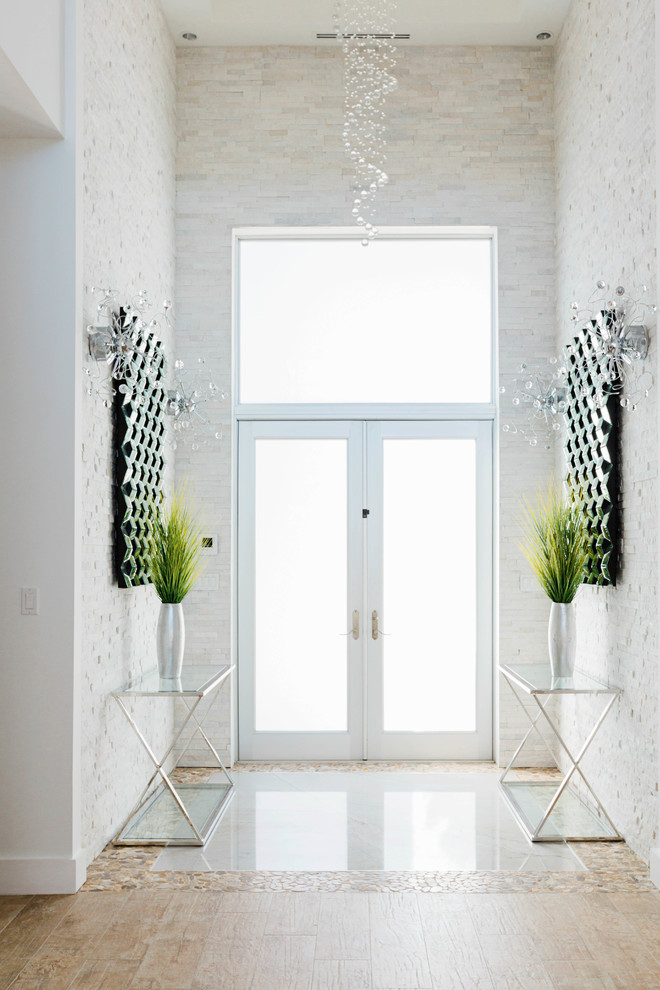 Источник вдохновения для домашнего уюта: фойе в современном стиле с двустворчатой входной дверью и стеклянной входной дверью
