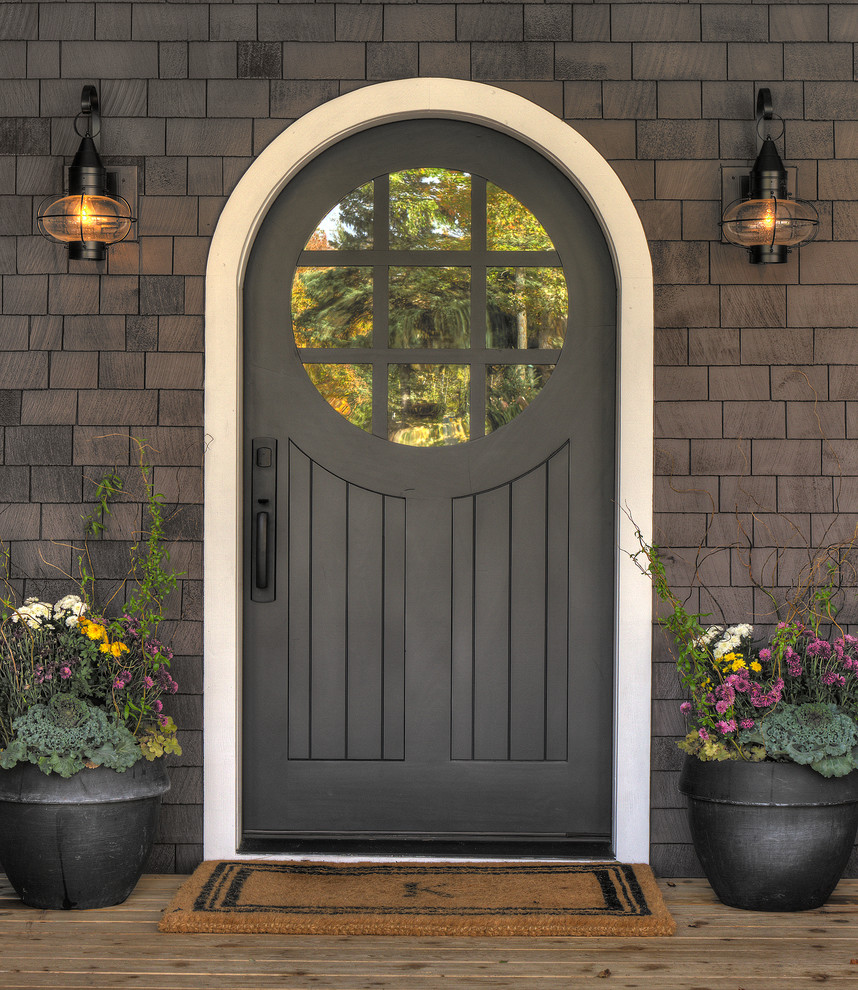 Ejemplo de puerta principal rústica de tamaño medio con suelo de madera en tonos medios, puerta simple y puerta gris