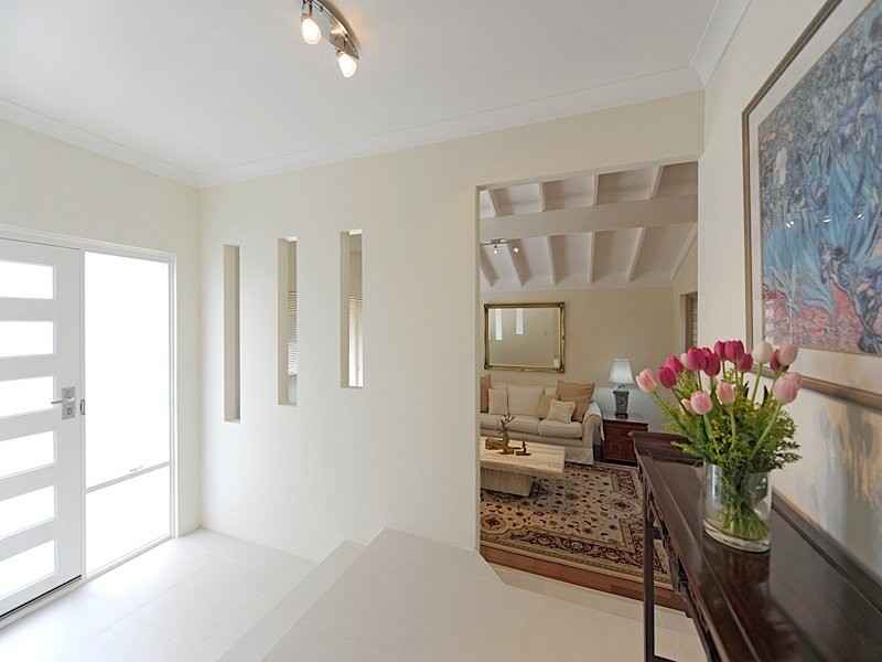 Modernes Foyer mit beiger Wandfarbe, Keramikboden, Einzeltür und weißer Haustür in Perth