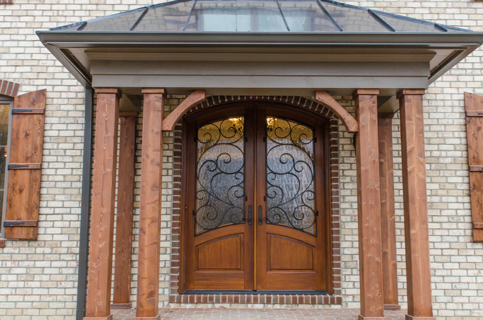 Inspiration pour une porte d'entrée bohème avec une porte double et une porte en bois brun.