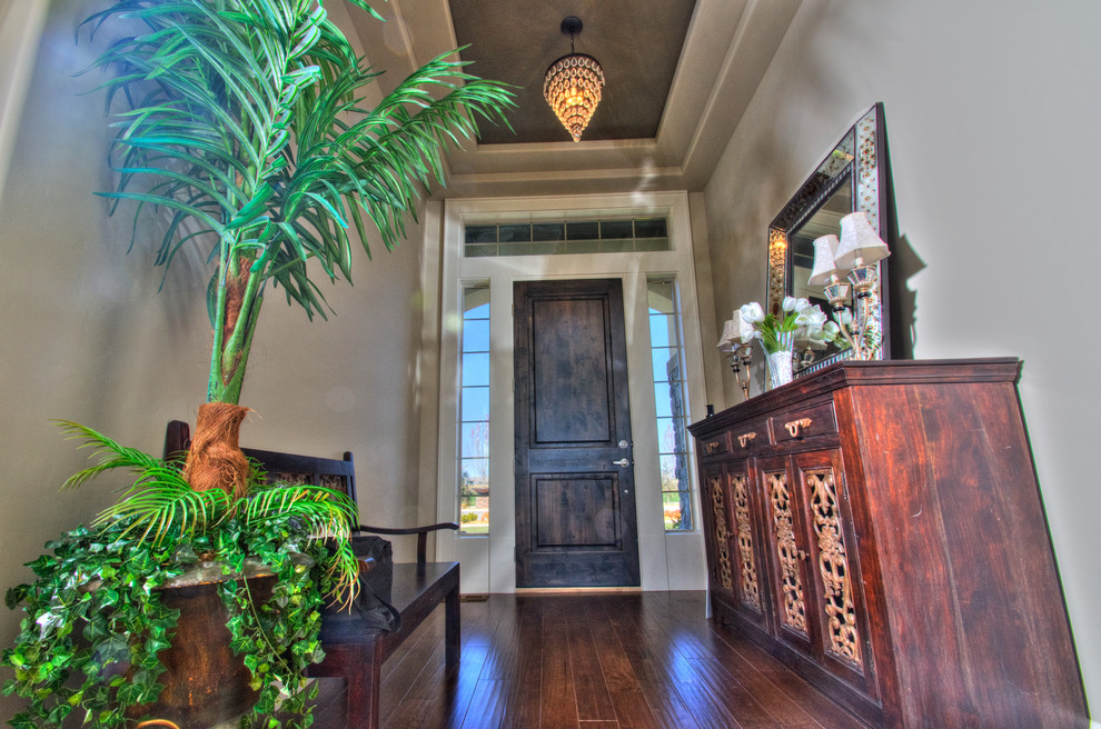 Источник вдохновения для домашнего уюта: маленькая входная дверь в средиземноморском стиле с серыми стенами, темным паркетным полом, одностворчатой входной дверью, входной дверью из темного дерева и коричневым полом для на участке и в саду