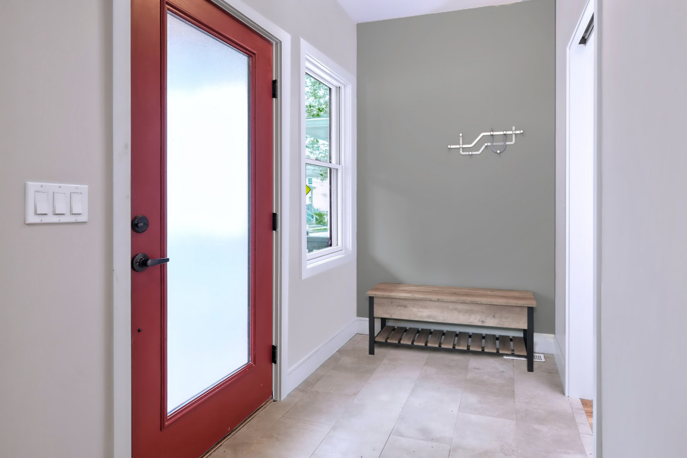 フィラデルフィアにある小さなトランジショナルスタイルのおしゃれな玄関ロビー (緑の壁、磁器タイルの床、赤いドア、ベージュの床) の写真