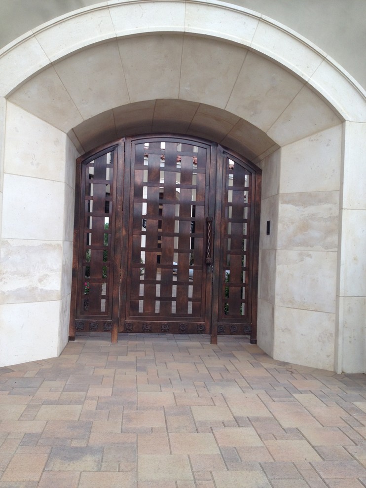 Mittelgroße Eklektische Haustür mit beiger Wandfarbe, Keramikboden, Drehtür und Haustür aus Metall in Los Angeles