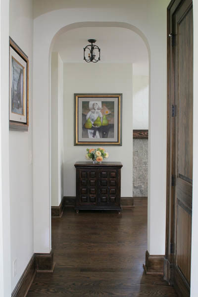 Réalisation d'un petit vestibule chalet avec un mur beige, parquet foncé, une porte simple, une porte en bois foncé et un sol marron.