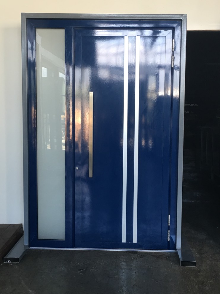 Modern inredning av en stor ingång och ytterdörr, med en enkeldörr och en blå dörr