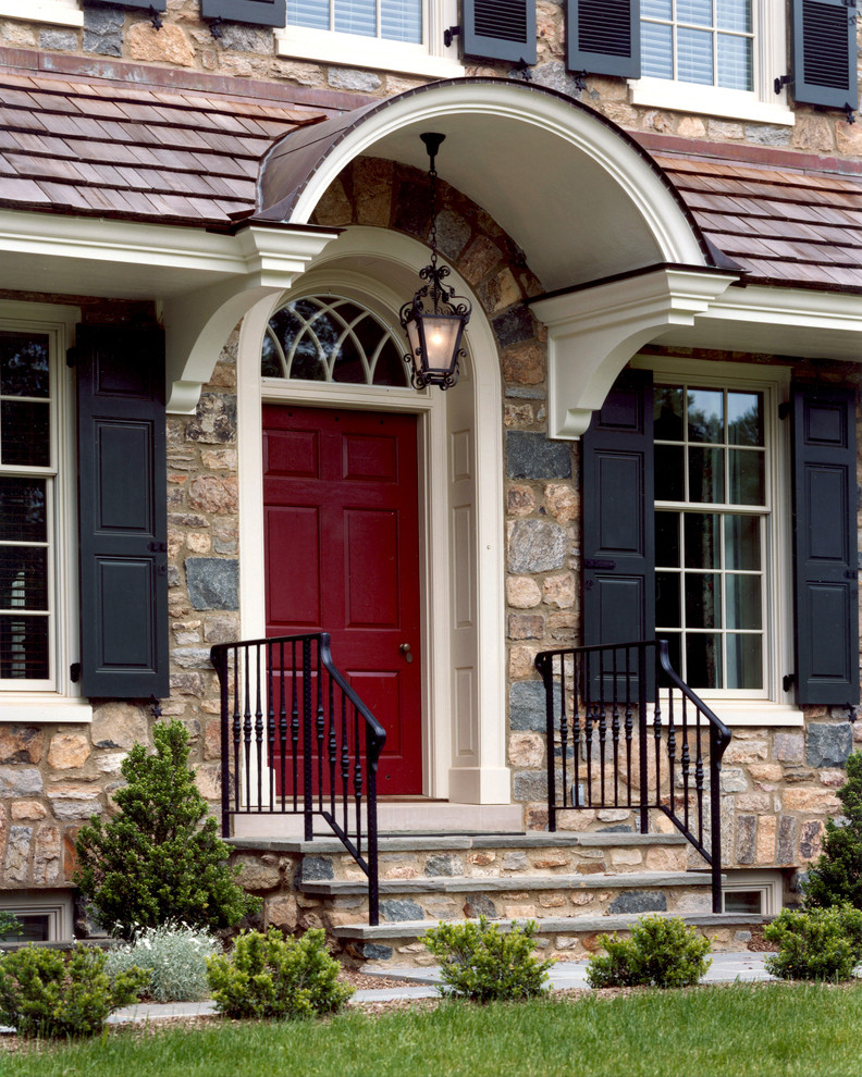 Стильный дизайн: большая входная дверь в классическом стиле с полом из сланца, красной входной дверью и одностворчатой входной дверью - последний тренд
