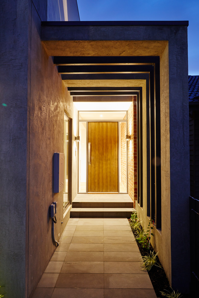 Ispirazione per un piccolo ingresso o corridoio contemporaneo con una porta singola e una porta in legno bruno