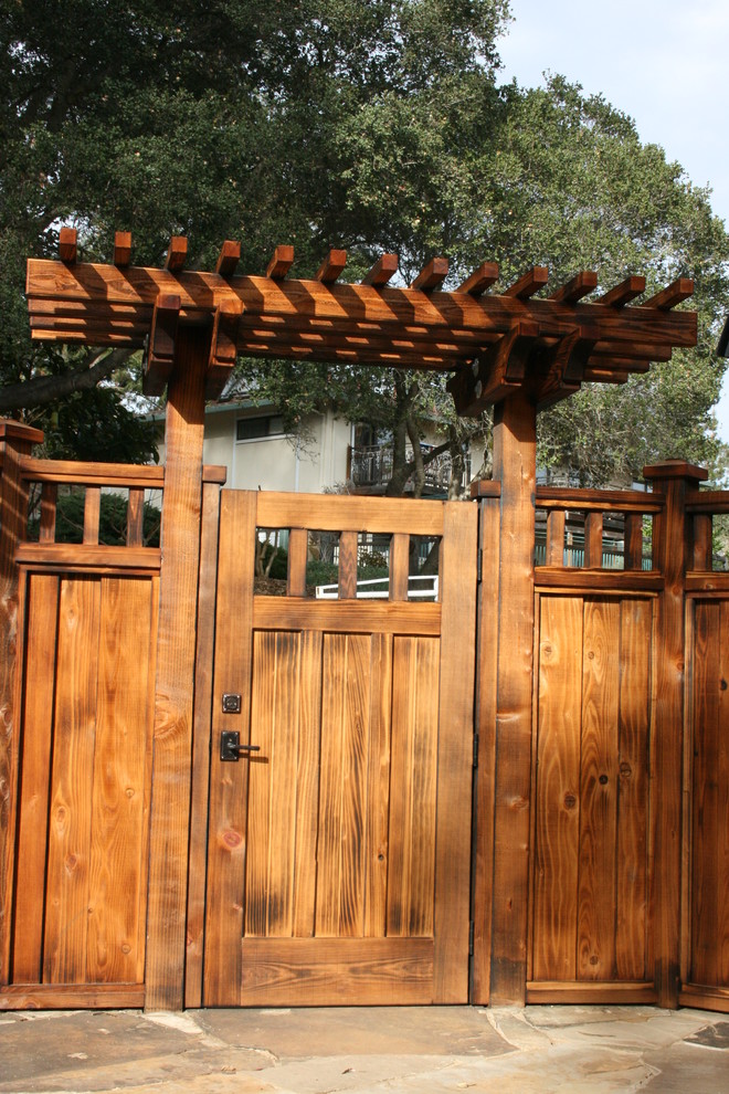 Ispirazione per una piccola porta d'ingresso stile americano con una porta singola, una porta in legno bruno e pavimento beige
