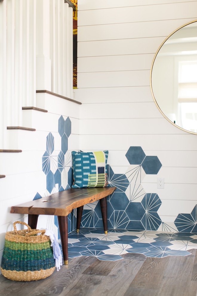 Idee per un ingresso stile marino di medie dimensioni con pareti bianche, pavimento in legno massello medio, una porta olandese, una porta blu e pavimento marrone