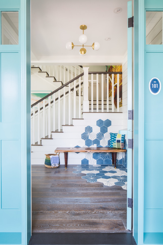 На фото: входная дверь среднего размера в морском стиле с белыми стенами, паркетным полом среднего тона, голландской входной дверью, синей входной дверью и коричневым полом с