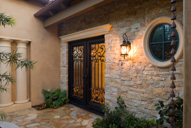 Mittelgroße Mediterrane Haustür mit beiger Wandfarbe, Doppeltür und Haustür aus Glas in Orange County