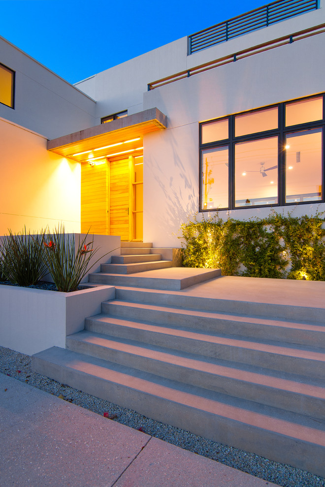 Große Moderne Haustür mit beiger Wandfarbe, Betonboden, Einzeltür und hellbrauner Holzhaustür in Tampa
