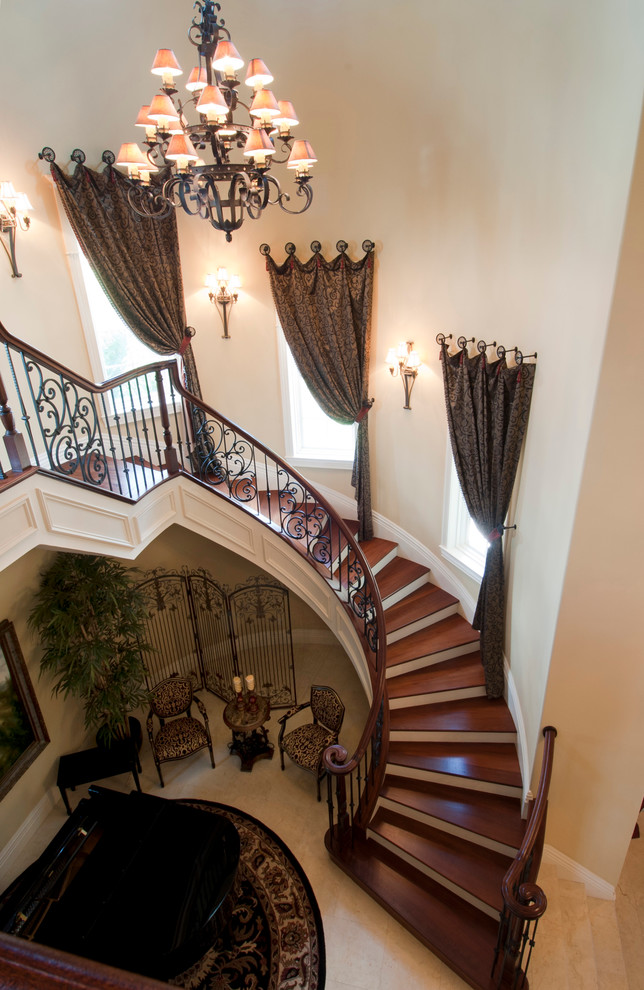 Свежая идея для дизайна: огромная лестница в средиземноморском стиле - отличное фото интерьера