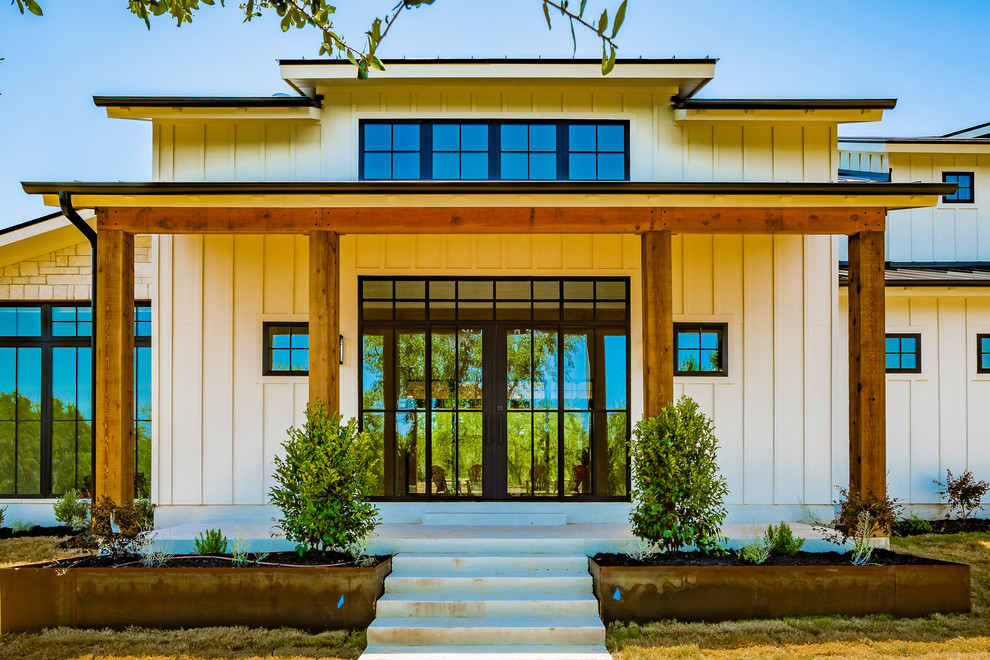 Landhausstil Haustür mit weißer Wandfarbe, Betonboden, Doppeltür, Haustür aus Glas und grauem Boden in Austin
