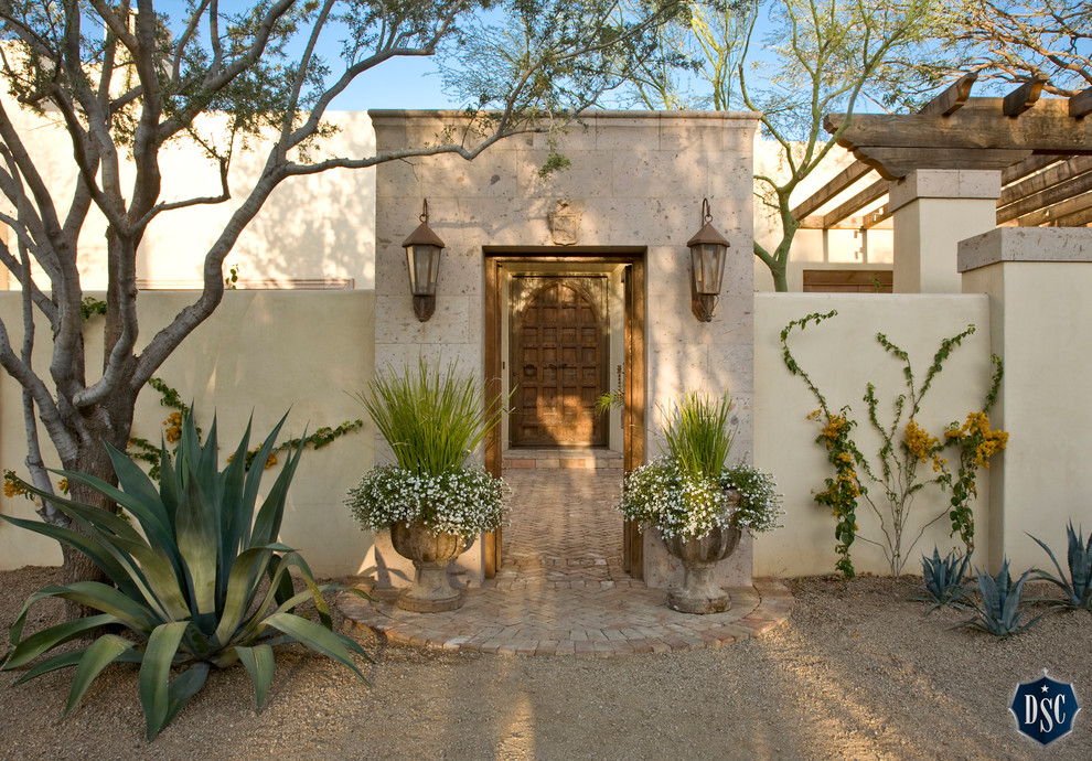 Große Mediterrane Haustür mit hellbrauner Holzhaustür, beiger Wandfarbe und Einzeltür in Phoenix