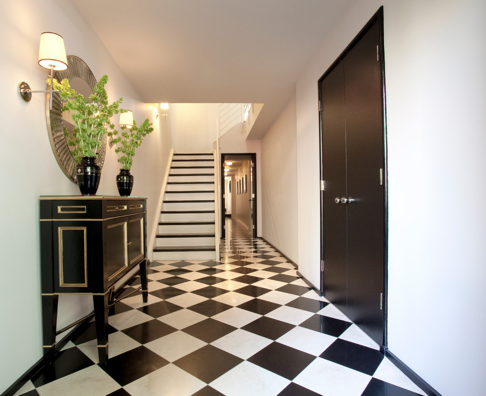 Idéer för en stor klassisk foajé, med vita väggar, klinkergolv i keramik, en dubbeldörr, en svart dörr och flerfärgat golv